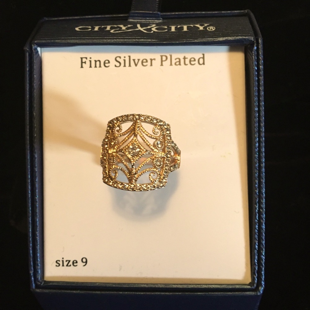 Beautiful women’s Fine Silver Plated ring.